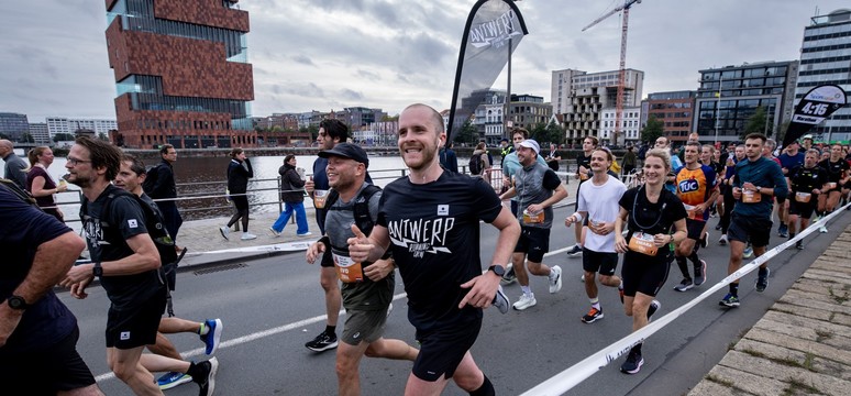 deelnemers aan marathon met zicht op het MAS